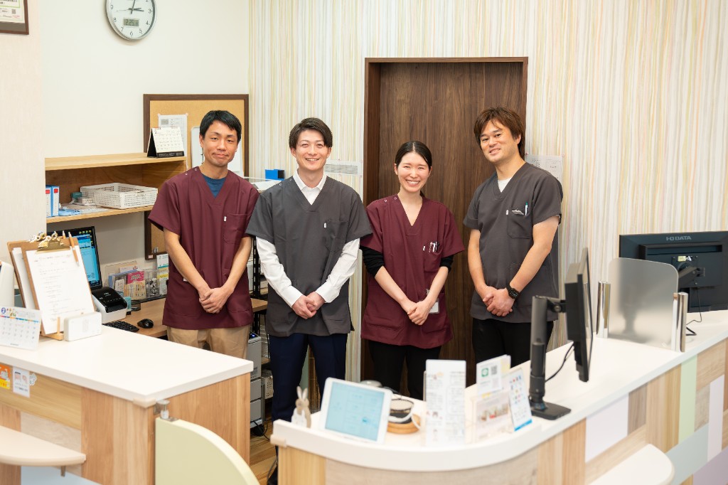 人がエンジン。笑顔で並ぶvehicleのスタッフ