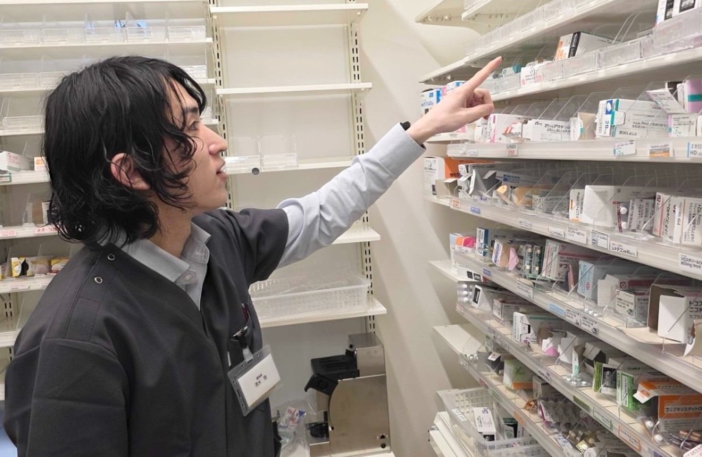 調剤業務中の清水さん