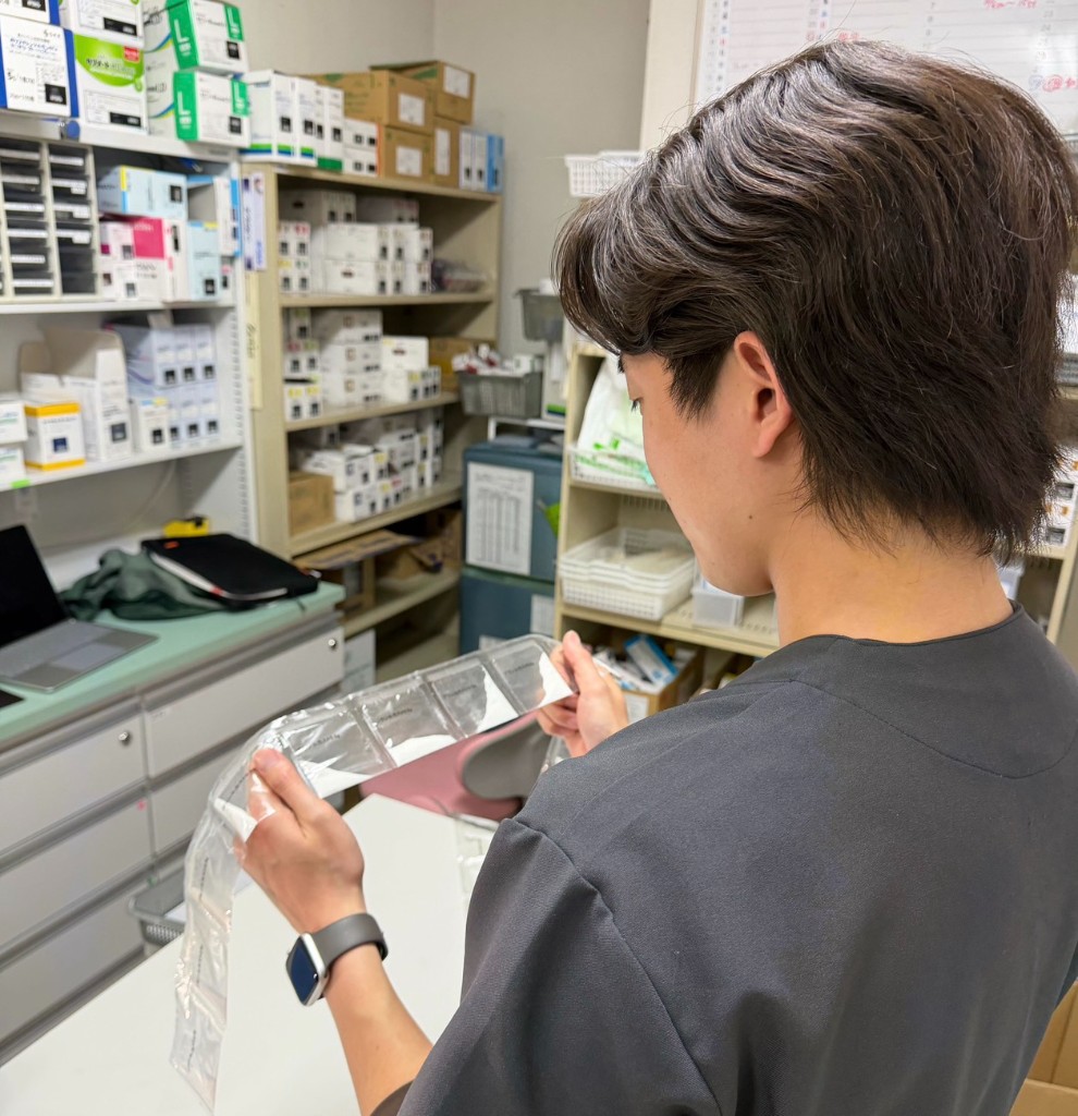 調剤業務中の森脇さん