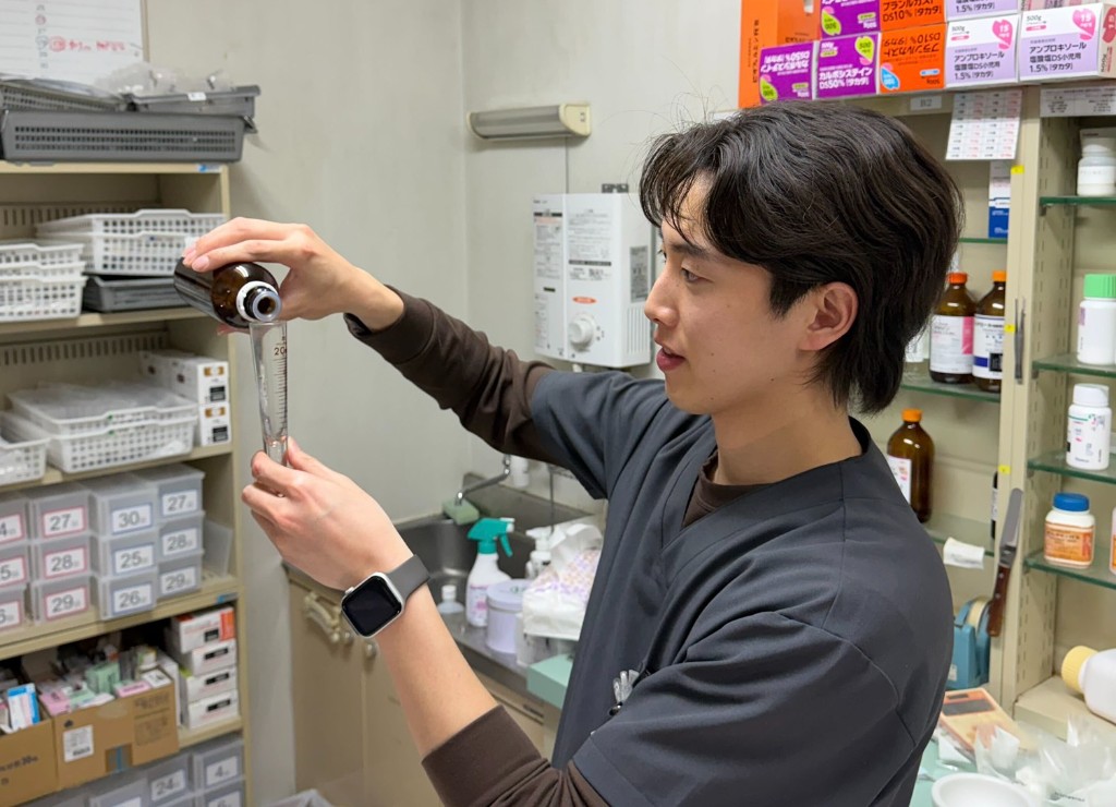 調剤作業中の森脇さん