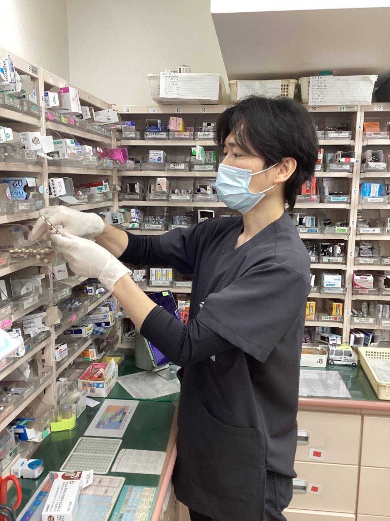 調剤業務中の北尾さん