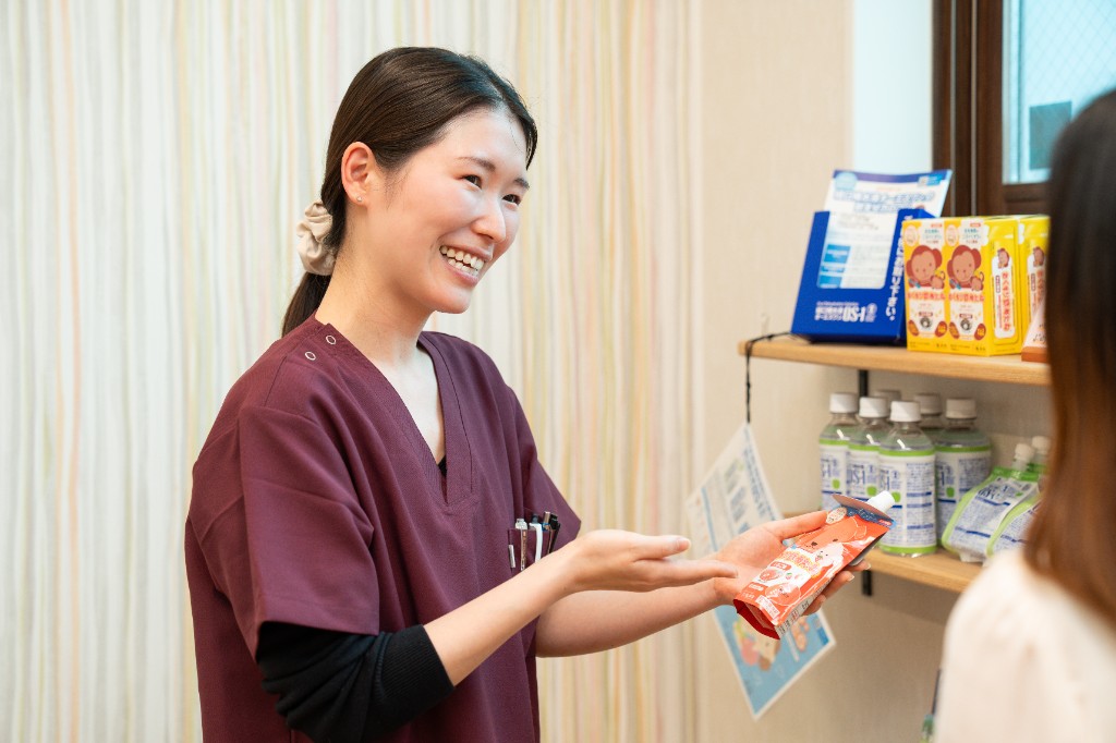 子どもも楽しめる薬局の商品コーナー